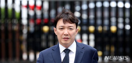 [서울=뉴시스] 추상철 기자 = 이정섭 대구고검 검사가 8일 오후 서울 종로구 헌법재판소 대심판정에서 열린 자신의 탄핵 심판 2차 변론기일에 출석하고 있다. 2024.05.28. scchoo@newsis.com