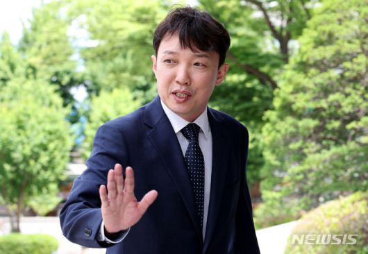 [서울=뉴시스] 추상철 기자 = 이정섭 대구고검 검사가 8일 오후 서울 종로구 헌법재판소 대심판정에서 열린 자신의 탄핵 심판 2차 변론기일에 출석하고 있다. 2024.05.28. scchoo@newsis.com