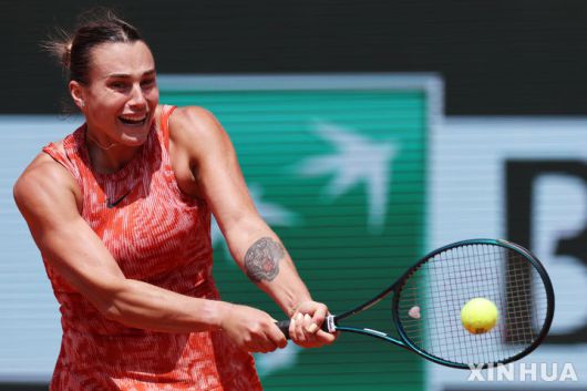 [파리=AP/뉴시스] 아리나 사발렌카(2위·벨라루스)가 3일(현지시각) 프랑스 파리 롤랑가로스에서 열린 프랑스오픈 여자 단식 16강전에서 엠마 나바로(24위·미국)아 경기하고 있다. 올해 호주오픈 우승자인 사발렌카가 2-0(6-2 6-3)으로 완승하고 8강에 합류했다. 2024.06.04.