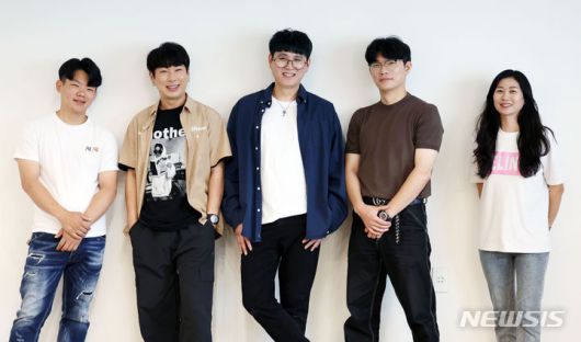 [서울=뉴시스] 홍효식 기자 = 유튜버 '춤추는곰돌'과 AFSTARZ엔터테인먼트 임원들이 지난 4일 서울 종로구 한 스튜디오에서 뉴시스와 인터뷰에 앞서 포즈를 취하고 있다. 왼쪽부터 AFSTARZ엔터테인먼트 김진우 매니저 실장, 박현수 부장, 춤추는곰돌(김별 대표), 김수강 이사, 박아름 마케팅 팀장. 2024.06.07. yesphoto@newsis.com