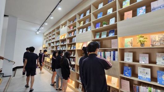 [서울=뉴시스] 또 계단을 따라 2층으로 이어지는 공간에도 서가를 배치해 도서관으로 연결되는 통로 역할을 하도록 설계했다(사진= 개운중학교 제공) *재판매 및 DB 금지