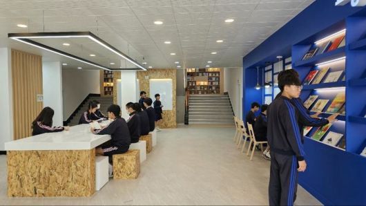 [서울=뉴시스] 학교 측은 도서관 이용객들이 자유롭게 독서와 대화를 할 수 있도록 한쪽 벽면에는 서가를 놓고 반대편에는 탁자와 테이블, 부스 등을 배치하여 휴게 공간의 느낌을 주었다(사진= 개운중학교 제공) *재판매 및 DB 금지