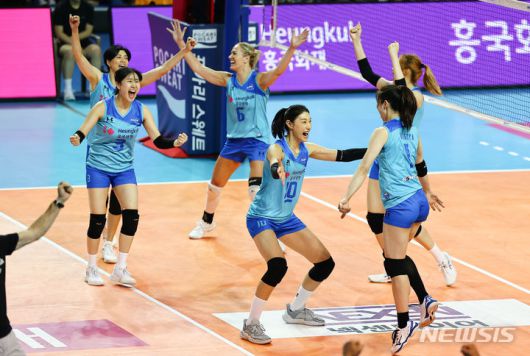 [서울=뉴시스] 김근수 기자 = 스타팀 김연경이 지난해 6월9일 서울 송파구 잠실실내체육관에서 열린 '김연경 초청 세계 여자배구 올스타전'(KYK Invitational 2024) 스타팀 대 월드팀의 경기에서 스타팀이 70-68로으로 승리를 거둔 뒤 선수들과 기뻐하고 있다. 2024.06.09. ks@newsis.com