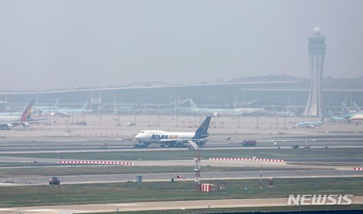 [인천공항=뉴시스] 김선웅 기자 = 11일 오전 인천국제공항 1활주로에서 미국 아틀라스항공 5Y8692편 화물기가 착륙 중 타이어가 파손돼 멈춰서있다. 이 여파로 인천공항 1활주로 운항이 중단됐으며 타이어 교체 작업 및 항공등화 등 일부 파손된 활주로 복구 작업이 진행되고 있다. 인천공항공사는 두 개의 활주로가 정상 운행중이어서 다른 항공기들의 지연 운항은 없는 것으로 파악된다고 밝혔다. 2024.06.11. mangusta@newsis.com