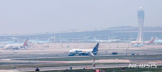 [인천공항=뉴시스] 김선웅 기자 = 11일 오전 인천국제공항 1활주로에서 미국 아틀라스항공 5Y8692편 화물기가 착륙 중 타이어가 파손돼 멈춰서있다. 이 여파로 인천공항 1활주로 운항이 중단됐으며 타이어 교체 작업 및 항공등화 등 일부 파손된 활주로 복구 작업이 진행되고 있다. 인천공항공사는 두 개의 활주로가 정상 운행중이어서 다른 항공기들의 지연 운항은 없는 것으로 파악된다고 밝혔다. 2024.06.11. mangusta@newsis.com