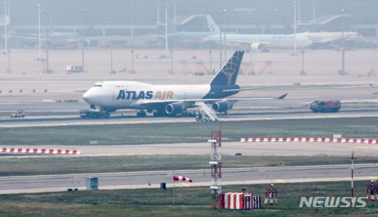 [인천공항=뉴시스] 김선웅 기자 = 11일 오전 인천국제공항 1활주로에서 미국 아틀라스항공 5Y8692편 화물기가 착륙 중 타이어가 파손돼 멈춰서있다. 이 여파로 인천공항 1활주로 운항이 중단됐으며 타이어 교체 작업 및 항공등화 등 일부 파손된 활주로 복구 작업이 진행되고 있다. 인천공항공사는 두 개의 활주로가 정상 운행중이어서 다른 항공기들의 지연 운항은 없는 것으로 파악된다고 밝혔다. 2024.06.11. mangusta@newsis.com