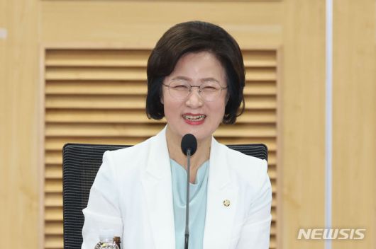 [서울=뉴시스] 권창회 기자 = 추미애 더불어민주당 의원이 14일 오전 서울 여의도 국회 의원회관에서 열린 동해 심해 석유·가스전 탐사 개발 추진 관련 긴급 토론회에서 활짝 웃고 있다. 2024.06.14. kch0523@newsis.com