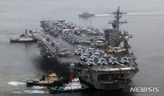 [부산=뉴시스] 하경민 기자 = 미국 해군의 핵추진 항공모함 '시어도어 루스벨트'(CVN-71·10만t급)가 지난해 6월22일 오전 부산 남구 해군작전사령부 부산작전기지에 입항하고 있다.  니미츠급인 이 항모는 길이 332.8m, 폭 76.8m 규모에 FA-18(슈퍼호넷), F-35C 전투기, EA-18G 그라울러 전자전기, MH-60 시호크 해상작전헬기 등 90여 대의 항공기를 싣고 있으며 승조원도 6000여 명에 달한다. 2024.06.22. yulnetphoto@newsis.com