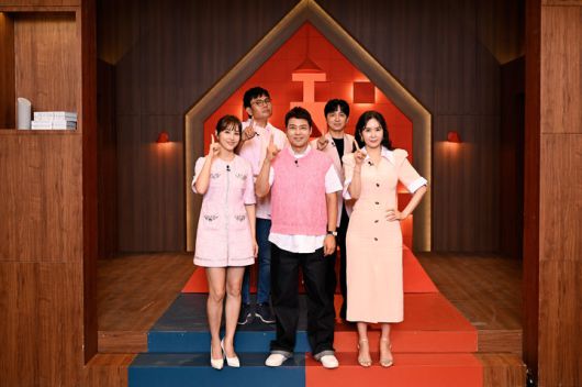 왼쪽 위부터 시계방향 정승제, 조정식, 장영란, 전현무, 한혜진.