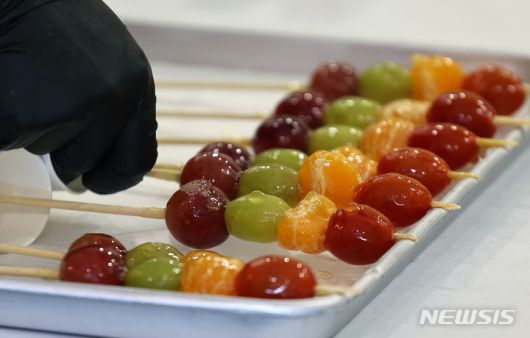 [서울=뉴시스] 김금보 기자 = 24일 서울시내 한 탕후루 가게에서 업주가 영업준비를 하고 있다. 탕후루 열풍이 시들면서 우후죽순 생겨났던 탕후루 가게들이 줄지어 폐업 하고 있다. 2024.06.24. kgb@newsis.com