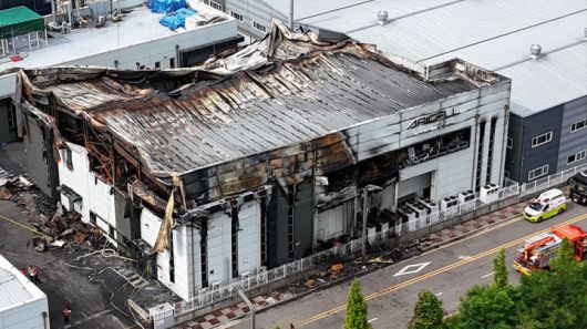 [서울=뉴시스] 소방·경찰 당국이 지난달 25일 오전 경기 화성시 서신면 일차전지 제조 공장 아리셀 건물에서 수색작업을 하고 있다. (사진=독자 제공) 2024.06.25. photo@newsis.com *재판매 및 DB 금지