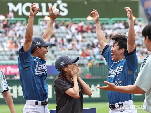 [인천=뉴시스] 김금보 기자 = 2024년 7월6일 오후 인천 SSG 랜더스필드에서 열린 2024 KBO 올스타전 썸머레이스에서 SSG 박지환과 문승원이 팬과 함께 기뻐하고 있다. 2024.07.06. kgb@newsis.com