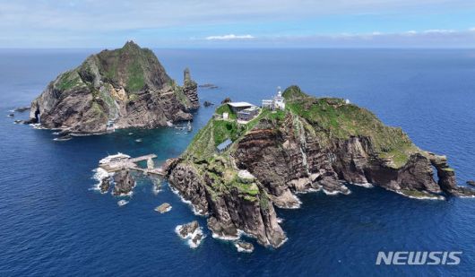 [독도=뉴시스] 김선웅 기자 = 일본 정부는 한국이 독도 주변에서 해양 조사 활동을 벌였다고 주장하며 외교 경로를 통해 항의했다고 일본 공영 NHK, 마이니치신문 등이 17일 전했다. 사진은 지난해 7월15일 동해 상공에서 바라본 독도 서·동도의 모습. 2025.09.17. mangusta@newsis.com