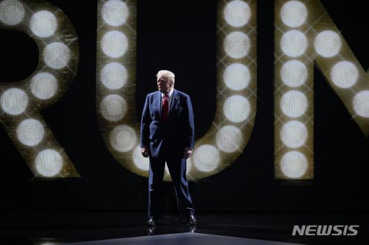 [밀워키=AP/뉴시스]지난해 7월 18일(현지시간) 미국 공화당 대선후보였던 도널드 트럼프 대통령이 미국 위스콘신 밀워키에서 열린 공화당 전당대회에 등장하고 있다 2025.08.29.