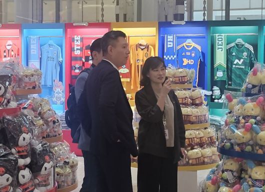 [서울=뉴시스] 이현주 기자=김홍철 코리아세븐 대표가 19일 오전 서울 잠실 롯데타워에서 열린 세븐일레븐xK리그x산리오 팝업스토어를 방문했다. 2024.07.19. juicy@newsis.com *재판매 및 DB 금지