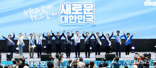 [제주=뉴시스] 우장호 기자 = 더불어민주당 당권 레이스가 시작된 20일 오전 제주한라체육관에서열린 민주당 당대표 및 최고위원 선출을 위한 순회 합동연설회 앞서 후보자들이 인사를 하고 있다. 왼쪽부터 최고위원 후보 김병주, 강선우, 정봉주, 민형배, 이개호 중앙당 선관위원장, 박찬대 당대표 직무대행, 당대표 후보 김지수, 김두관, 이재명, 최고위원 후보 김민석, 이언주, 한준호, 전현희.  2024.07.20. woo1223@newsis.com