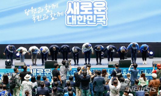 [제주=뉴시스] 우장호 기자 = 더불어민주당 당권 레이스가 시작된 20일 오전 제주한라체육관에서열린 민주당 당대표 및 최고위원 선출을 위한 순회 합동연설회 앞서 후보자들이 인사를 하고 있다. 왼쪽부터 최고위원 후보 김병주, 강선우, 정봉주, 민형배, 이개호 중앙당 선관위원장, 박찬대 당대표 직무대행, 당대표 후보 김지수, 김두관, 이재명, 최고위원 후보 김민석, 이언주, 한준호, 전현희.  2024.07.20. woo1223@newsis.com