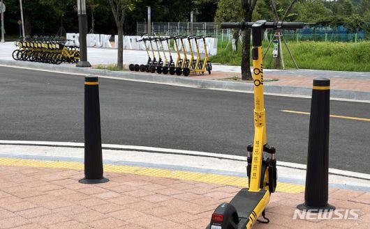 [전주=뉴시스] 전북 전주시 전북대학교 교정에 방치된 전동킥보드. 해당 사진은 기사와 관련이 없습니다. (사진=뉴시스 DB). photo@newsis.com