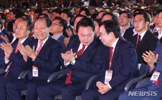 뉴시스