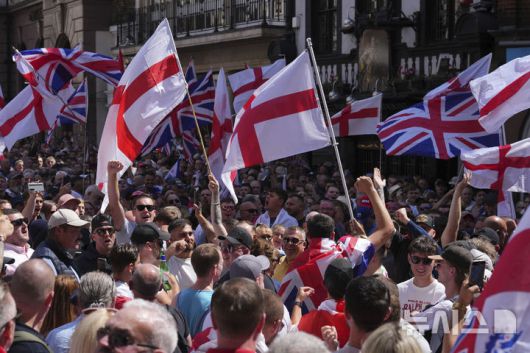 [런던=AP/뉴시스] 토미 로빈슨이란 가명으로 온라인 선동을 계속해온 스티븐 레논의 지휘에 따라 지난 7월 27일 런던 시내에서 일어난 대규모의 영국 극우파 폭력시위.   런던의 군중은 영국 국기와 잉글랜드 스코틀랜드 웨일스 깃발을 들고 "우리 나라를 되찾자"는 구호를 외치며 반이민 폭력시위를 계속했다. 2025.05.12.