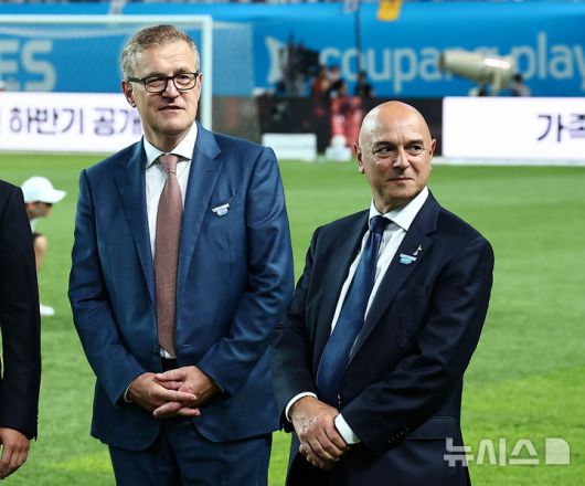 [서울=뉴시스] 김근수 기자 = 레비 토트넘 회장이 지난해 8월3일 서울 마포구 서울월드컵경기장에서 열린 쿠팡플레이 시리즈 2경기 토트넘 홋스퍼와 FC바이에른 뮌헨의 경기장에서 선수들을 기다리고 있다. 2024.08.03. ks@newsis.com