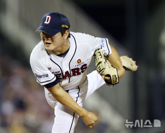 [서울=뉴시스] 김명년 기자 = 지난해 8월6일 오후 서울 송파구 잠실야구장에서 열린 프로야구 2024 신한 SOL 뱅크 KBO리그 두산 베어스와 LG 트윈스의 경기, 8회초 두산 마무리 김택연이 역투하고 있다. 2024.08.06. kmn@newsis.com