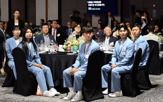 『2024 파리올림픽 양궁대표 선수단 환영 만찬』에서 기념촬영하고 있는 정의선 회장, 장미란 문체부 차관, 양궁 국가대표 선수단. 왼쪽부터 임시현, 전훈영, 남수현, 김우진, 이우석, 김제덕 선수, 정의선 회장, 장미란 문체부 차관, 홍승진 총감독, 양창훈 감독, 김문정 코치, 박성수 감독, 임동현 코치 *재판매 및 DB 금지