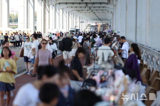 [서울=뉴시스] 홍효식 기자 = 1일 서울 서초구 잠수교 및 반포한강공원 일대에서 시민들이 2024 차 없는 잠수교 뚜벅뚜벅 축제를 즐기고 있다.이번 축제는 오늘부터 다음달 27일까지 매주 일요일 13~21시까지 열린다. 2024.09.01. yesphoto@newsis.com