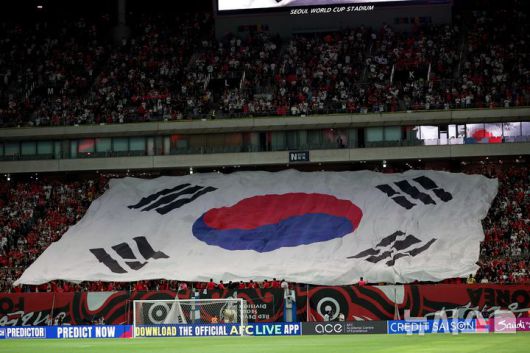 [서울=뉴시스] 정병혁 기자 = 5일 서울 마포구 서울월드컵경기장에서 열린 2026 북중미 월드컵 아시아 지역 3차 예선 B조 1차전 대한민국과 팔레스타인의 경기에 앞서 경기장에 애국가가 울려퍼지고 있다. 2024.09.05. jhope@newsis.com