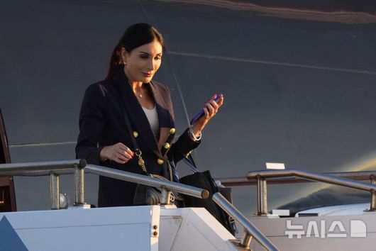 [필라델피아=AP/뉴시스] 미국 극우 선동가로 알려진 로라 루머가 지난해 9월 10일(현지시각) 미 대선 TV 토론이 열리는 펜실베이니아 필라델피아에서 도널드 트럼프 당시 공화당 후보의 전용기에서 내리고 있다. 2025.06.05.