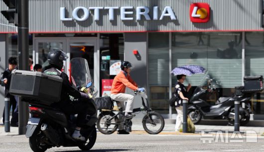 [서울=뉴시스] 이영환 기자 = 서울 시내의 한 롯데리아 앞 모습. 2024.09.23. 20hwan@newsis.com