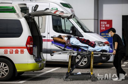 [서울=뉴시스] 정병혁 기자 = 서울의 한 대학병원 응급의료센터 앞에서 환자들이 이송되고 있다. 2024.09.25. jhope@newsis.com