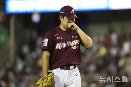 [서울=뉴시스] 정병혁 기자 = 26일 서울 송파구 잠실야구장에서 열린 2024 KBO리그 키움 히어로즈 대 LG 트윈스의 경기, 키움 선발 김윤하가 5회말에 1점을 내준 뒤 이닝을 마치고 덕아웃을 향하고 있다. 2024.09.26. jhope@newsis.com
