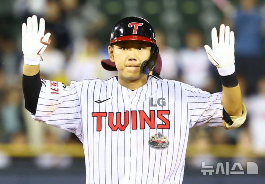 [서울=뉴시스] 황준선 기자 = 26일 서울 송파구 잠실야구장에서 열린 2024 KBO리그 키움 히어로즈와 LG 트윈스의 경기, 7회 말 1사 3루 상황 1타점 2루타를 친 LG 이주헌이 세리머니 하고 있다. 2024.09.26. hwang@newsis.com