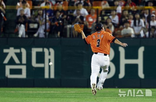 [대전=뉴시스] 고범준 기자 = 지난달 27일 오후 대전 중구 한화생명이글스파크에서 열린 2024 KBO리그 KIA 타이거즈와 한화 이글스의 경기, 5회초 1사 KIA 오선우의 타구를 한화 안치홍이 놓치고 있다. 2024.09.27. bjko@newsis.com