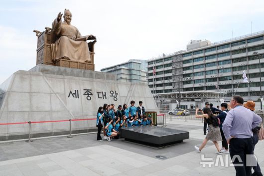 [서울=뉴시스] 배훈식 기자 = 행정안전부가 내년부터 5월 15일을 '세종대왕 나신 날'로 지정하는 '각종 기념일 등에 관한 규정 일부 개정령안'을 입법예고 했다. 사진은 30일 오전 서울 종로구 광화문광장 세종대왕 동상 앞에서 기념촬영하는 관광객들 모습. 2024.09.30. dahora83@newsis.com