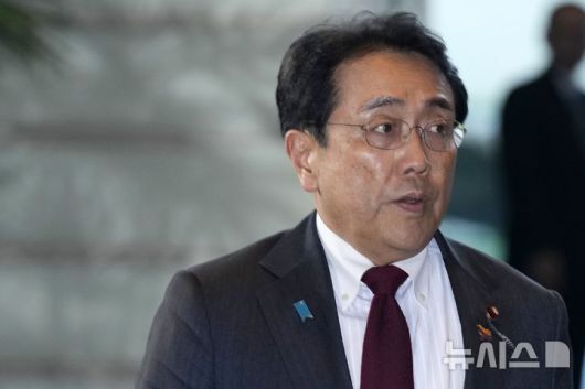 [도쿄=AP/뉴시스]미국과의 관세 협상을 담당하고 있는 아카자와 료세이 일본 경제재생상이 지난해 10월 1일 도쿄 총리 관저로 들어서고 있다. 2025.04.11.