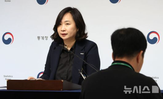 [세종=뉴시스] 강종민 기자 = 공미숙 통계청 경제동향통계심의관이 2일 세종시 정부세종청사에서 2024년 9월 소비자물가동향을 발표하고 있다. 지난달 소비자물가지수는 114.65(2020=100)로 1년 전보다 1.6% 오른것으로 나타났다. 2024.10.02. ppkjm@newsis.com