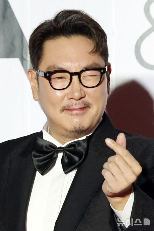 [부산=뉴시스] 박진희 기자 = 조진웅이 6일 부산 해운대구 영화의전당 야외극장에서 열린 '2024 아시아콘텐츠어워즈 & 글로벌OTT어워즈(Asia Contents Awards & Global OTT Awards)' 레드 카펫 행사에 참석하고 있다. 2024.10.06. pak7130@newsis.com