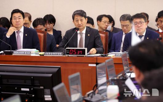 [서울=뉴시스] 전진환 기자 = 안덕근 산업통상자원부 통상교섭본부장 4일 오전 서울 여의도 국회에서 열린 산업통상자원중소벤처기업위원회 국정감사에서 의원들이 질의에 답을 하고 있다. (공동취재사진) 2022.10.04.  photo@newsis.com