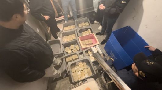 [서울=뉴시스] 경찰이 임대형 창고에서 현금 68억원을 빼돌려 보관 중인 A씨의 은닉 장소를 압수수색하고 있다.(사진제공=송파경찰서) *재판매 및 DB 금지