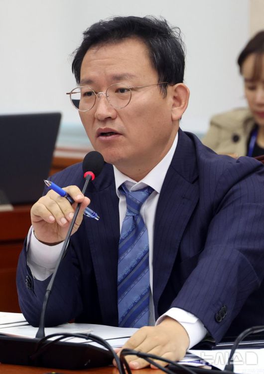 [서울=뉴시스] 조성봉 기자 = 김형동 국민의힘 의원이 10일 서울 여의도 국회 환경노동위원회에서 열린 고용노동부에 대한 국정감사에서 의사진행 발언을 하고 있다. 2024.10.10.suncho21@newsis.com