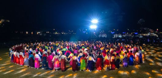 [고창=뉴시스] 김종효 기자 = 지난 11일 전북 고창군 모양성 앞 특설무대에서 열린 '제51회 모양성제'의 야간 '강강술래 경연대회', 수백명의 참가자들이 이중삼중 원을 그리며 강강술래를 하고 있다. (사진=고창군청 제공) 2024.10.13. photo@newsis.com  *재판매 및 DB 금지