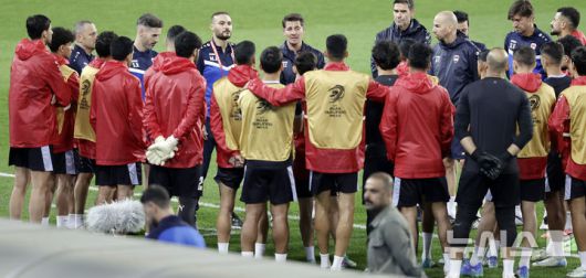 [용인=뉴시스] 최동준 기자 = 이라크 축구 국가대표팀이 2026 북중미월드컵 아시아 지역 3차 예선 B조 4차전 한국과 경기를 하루 앞둔 지난해 10월14일 용인미르스타디움에서 훈련하고 있다. 2024.10.14. photocdj@newsis.com