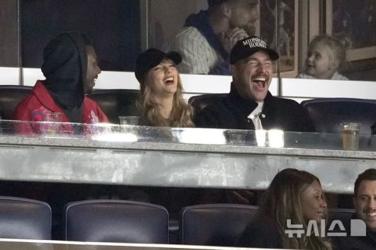 [뉴욕=AP/뉴시스] 팝스타 테일러 스위프트(가운데)가 연인인 트래비스 켈시(캔자스시티 치프스)와 함께 지난해 10월14일(현지시각) 미국 뉴욕의 양키 스타디움에서 열린 2024 메이저리그 아메리칸리그 챔피언십 시리즈(ALCS·7전4선승) 1차전 뉴욕 양키스와 클리블랜드 가디언스의 경기를 관람하고 있다. 2025.08.27.