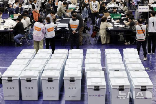 [서울=뉴시스] 최동준 기자 = 2024년 10월 16일 서울 종로구 경기상업고등학교에 마련된 서울시교육감보궐선거 개표소에서 사무원들이 개표작업을 하고 있다. 2024.10.16. photocdj@newsis.com