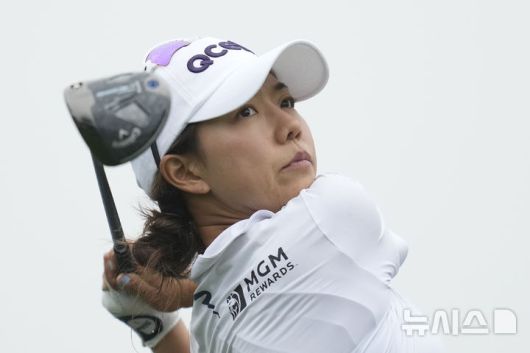 [파주=AP/뉴시스] 신지은이 18일 경기도 파주 서원밸리 컨트리클럽에서 열린 미국여자프로골프(LPGA) 투어 BMW 레이디스 챔피언십 2라운드 6번 홀에서 티샷 후 타구를 바라보고 있다. 첫날 공동 선두에 올랐던 신지은이 9번 홀까지 중간 합계 8언파를 기록한 가운데 경기가 우천으로 중단돼 19일 오전으로 연기됐다. 2024.10.18.