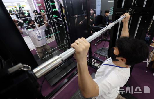 [서울=뉴시스] 추상철 기자 = 서울 강남구 코엑스에서 열린 '2024 한국전자전(KES 2024)'에서 참가업체 관계자가 디지털 헬스케어 로봇을 시연하고 있다. 2024.10.22. scchoo@newsis.com