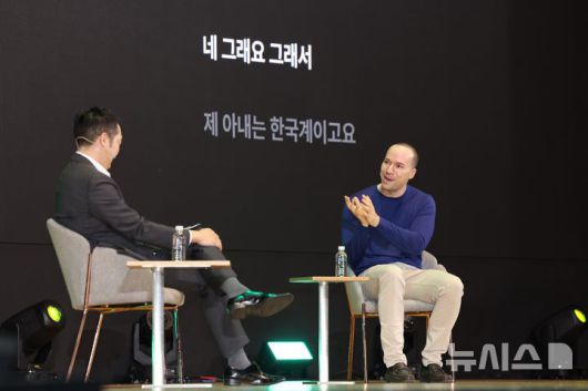 [서울=뉴시스] 김명년 기자 = 그렉 브로크만 오픈AI 회장이 4일 오전 서울 강남구 코엑스에서 열린 SK AI 서밋 2024에서 이준표 SBVA(전 소프트뱅크벤쳐스) 대표와 AI의 미래에 관한 주제로 대담하고 있다. 2024.11.04. kmn@newsis.com