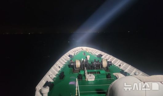 [제주=뉴시스] 제주 비양도 북서쪽 24㎞ 해상에서 발생한 금성호 침몰사고 이틀째인 지난 9일 사고 해역 인근에서 실종자를 찾기 위한 야간 수색이 진행되고 있다. (사진=제주해양경찰청 제공) 2024.11.10. photo@newsis.com   *재판매 및 DB 금지